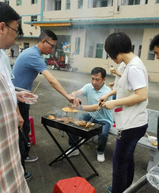 僑洋領(lǐng)導(dǎo)專業(yè)燒烤的架勢(shì),讓你驚呆了么