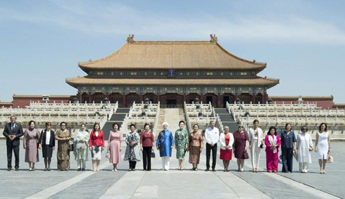 彭媽媽邀請(qǐng)各國領(lǐng)導(dǎo)配偶參觀故宮，領(lǐng)略中國悠久的歷史文化。