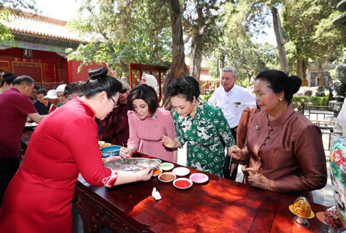 彭媽媽邀請(qǐng)各國領(lǐng)導(dǎo)配偶參觀故宮，領(lǐng)略中國悠久的歷史文化。
