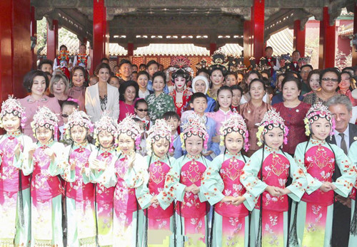彭媽媽邀請(qǐng)各國領(lǐng)導(dǎo)配偶參觀故宮，領(lǐng)略中國悠久的歷史文化。